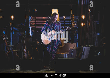 Torino, Italien. 16 Apr, 2019. Manuel Agnelli, Sänger und Gründer der italienischen Punk Rock Band "afterhours" live auf der Bühne in Turin, am Teatro Colosseo, für seine Solo acoustic Tour 2019 "Ein Abend mit Manuel Agnelli". Credit: Alessandro Bosio/Pacific Press/Alamy leben Nachrichten Stockfoto