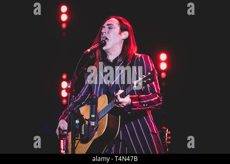 Torino, Italien. 16 Apr, 2019. Manuel Agnelli, Sänger und Gründer der italienischen Punk Rock Band "afterhours" live auf der Bühne in Turin, am Teatro Colosseo, für seine Solo acoustic Tour 2019 "Ein Abend mit Manuel Agnelli". Credit: Alessandro Bosio/Pacific Press/Alamy leben Nachrichten Stockfoto