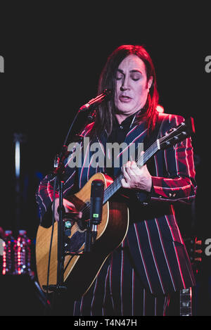 Torino, Italien. 16 Apr, 2019. Manuel Agnelli, Sänger und Gründer der italienischen Punk Rock Band "afterhours" live auf der Bühne in Turin, am Teatro Colosseo, für seine Solo acoustic Tour 2019 "Ein Abend mit Manuel Agnelli". Credit: Alessandro Bosio/Pacific Press/Alamy leben Nachrichten Stockfoto