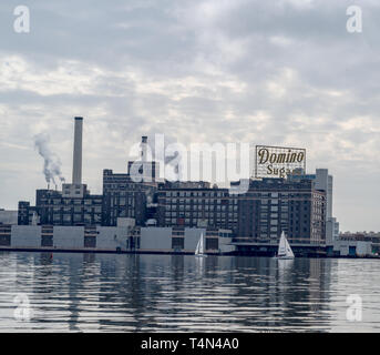 Baltimore, MD, USA --April 13, 2019 - Foto von einem Domino Zuckerfabrik arbeiten mit Schlote am Inneren Hafen von Baltimore, Maryland. Stockfoto