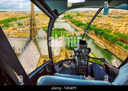 Hubschrauber auf dem Dach der Kirche Notre Dame schmierblutungen die Turmspitze, in Paris Panorama, Französisch Hauptstadt Europas. Rundflug über Pariser Stadtbild. Stockfoto