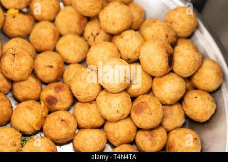 Kachori ist ein beliebter würziger Gujarati Snack aus Indien Stockfoto