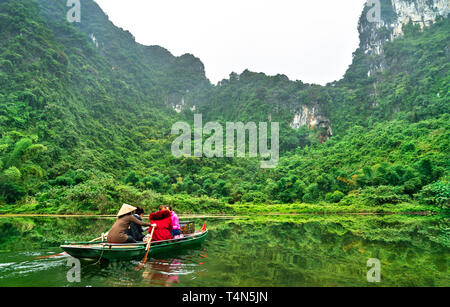 Touristische Ruderboot am Trang eine Landschaft Komplex in Vietnam Stockfoto