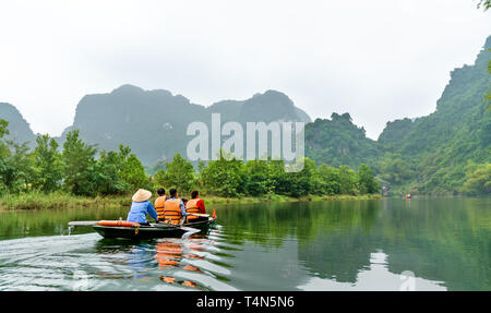 Touristische Ruderboot am Trang eine Landschaft Komplex in Vietnam Stockfoto