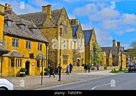 Street View der Lygon Arms, einem gehobenen Hotel, Bar & Restaurant, das nimmt einen Platz auf der High Street im Zentrum von Broadway dominieren. Stockfoto