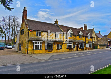 Das Pferd & Hund Public House ist ein traditionelles Country Inn aus dem 17. Jahrhundert. Pub mit Nahrungsmitteln und B&B Zimmer auf dem Broadway High Street. Stockfoto