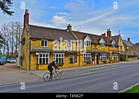 Das Pferd & Hund Public House ist ein traditionelles Country Inn aus dem 17. Jahrhundert. Pub mit Nahrungsmitteln und B&B Zimmer auf dem Broadway High Street. Stockfoto