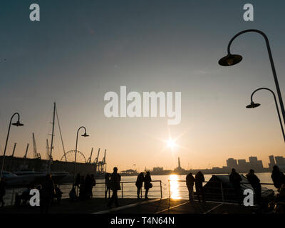 Sonnenuntergang Blick auf den alten Hafen von Genua, der Geburtsort von Christoph Kolumbus Stockfoto