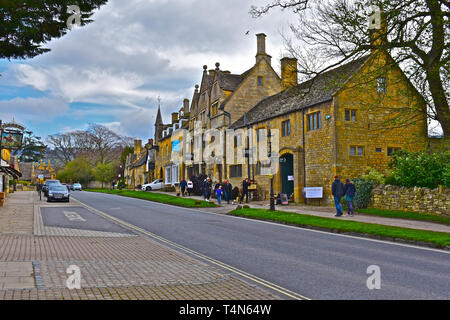 Ein Blick auf die Straße von der Hauptstraße durch den Cotswold Village des Broadway. Hauptgebäude ist Broadway Museum & Art Gallery. Stockfoto