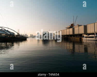 Sonnenuntergang Blick auf den alten Hafen von Genua, der Geburtsort von Christoph Kolumbus Stockfoto