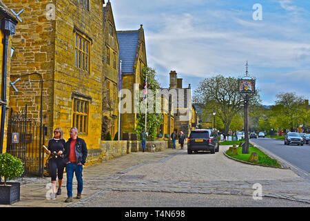 Street View der Lygon Arms, einem gehobenen Hotel, Bar & Restaurant, das nimmt einen Platz auf der High Street im Zentrum von Broadway dominieren. Stockfoto