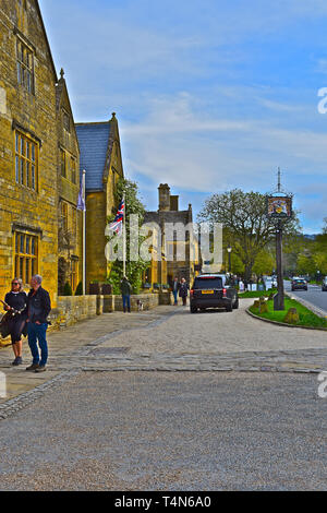 Street View der Lygon Arms, einem gehobenen Hotel, Bar & Restaurant, das nimmt einen Platz auf der High Street im Zentrum von Broadway dominieren. Stockfoto