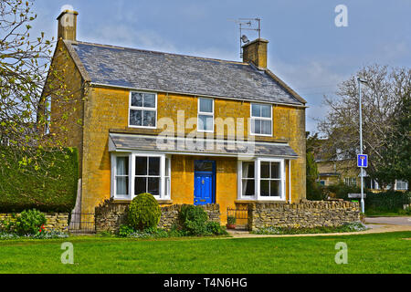 Ein typisches Freistehendes und privat besessene Haus, in den wunderschönen Cotswold Village des Broadway, Cotswold Steinmauern und Schiefer auf diese einfache Hou hinzufügen Stockfoto