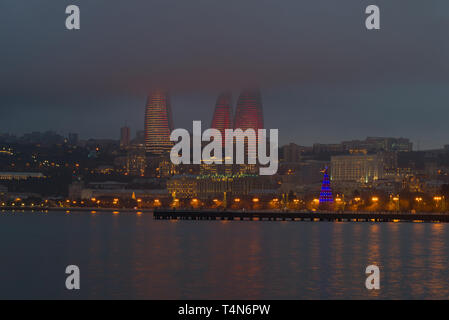 BAKU, Aserbaidschan - Januar 04, 2018: Flamme Türme in der Nacht Stadtbild Stockfoto