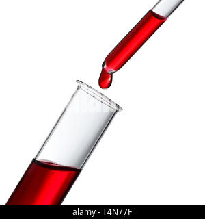 Blut oder anderen roten Tropfen aus der Pipette zu Rohr, isoliert auf weißem Test Stockfoto