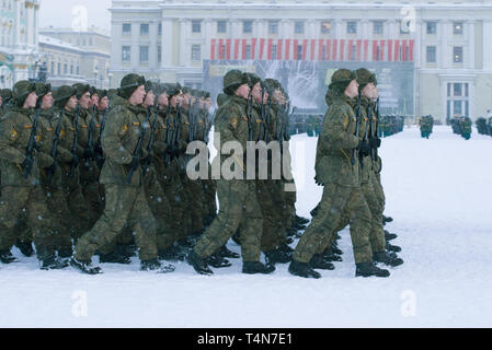 SAINT-Petersburg, Russland - Januar 24, 2019: Soldaten der russischen Armee an der Generalprobe der Militärparade zu Ehren des Tages der c Stockfoto