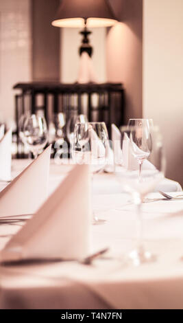 Feier Veranstaltung, Interior Design und Luxus Service Konzept - Restaurant Tabelle einstellen, klassisches Dekor. Stockfoto