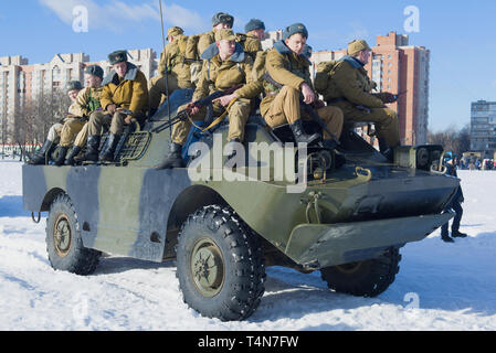 SAINT-Petersburg, Russland - 17. FEBRUAR 2019: Sowjetische Soldaten auf einem BRDM-2 Panzerwagen. Fragment der Militär-historische Festival zu Ehren der Th Stockfoto