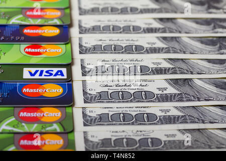 Kiew, Ukraine - März 22: Stapel Kreditkarten, Visa und MasterCard, mit US-Dollarnoten, in Kiew, Ukraine, am 22. März 2014. Stockfoto