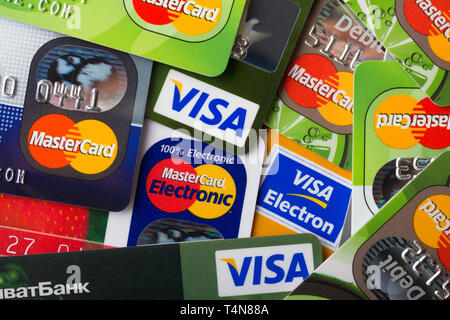 Kiew, Ukraine - 28. März: Stapel Kreditkarten, Visa und MasterCard, Kredit-, Debit- und elektronischen, in Kiew, Ukraine, am 28. März 2014. Stockfoto