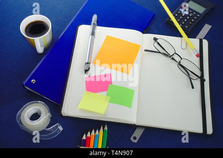 Weiße Notebook und bunten Labels. Leerzeichen Text zu erhalten. Bürobedarf Stockfoto
