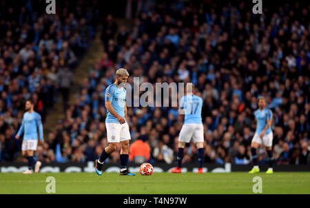 Von Manchester City Sergio Agüero wird niedergeschlagen, nachdem Sie ein Ziel während der UEFA Champions League Viertelfinale Rückspiel Gleiches an Etihad Stadium, Manchester zugestehen. Stockfoto