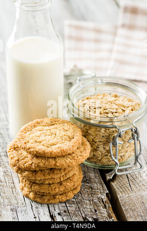 Knusprige oatmeal Cookies und Haferflocken Flocken. Stockfoto