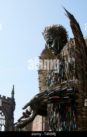 Das Messer Engel Skulptur außerhalb der Kathedrale von Coventry, Großbritannien Stockfoto