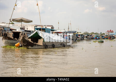 Holz- Drachen Boote in schwimmenden Markt von Cai produzieren im Mekong Delta der ländlichen Vietnam werden. Stockfoto