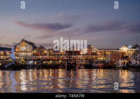 Kapstadt, Western Cape/Südafrika - 27. November 2012: Victoria Wharf an der V&A Waterfront nachts beleuchtet Stockfoto