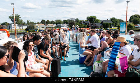 Bay Shore, New York, USA - 25. August 2018: die Passagiere auf der obersten Ebene einer Fähre nach Fire Island National Sea Shore Strände geleitet. Stockfoto