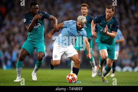 Von Manchester City Sergio Agüero Schlachten für die Kugel mit Tottenham Hotspur ist Victor Wanyama (links) und Jan Vertonghen während der UEFA Champions League Viertelfinale Rückspiel Gleiches an Etihad Stadium, Manchester. Stockfoto