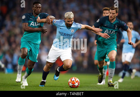 Von Manchester City Sergio Agüero Schlachten für die Kugel mit Tottenham Hotspur ist Victor Wanyama (links) und Jan Vertonghen während der UEFA Champions League Viertelfinale Rückspiel Gleiches an Etihad Stadium, Manchester. Stockfoto