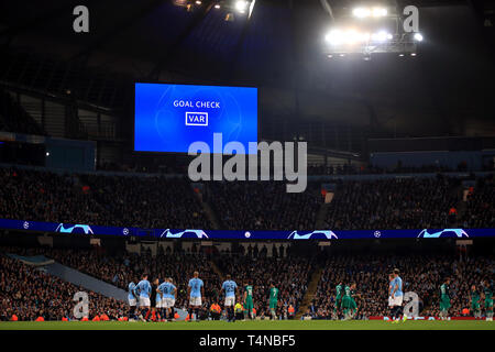 Der große Bildschirm zeigt an, dass ein VAR Ziel während der UEFA Champions League Viertelfinale Rückspiel Gleiches an Etihad Stadium, Manchester durchgeführt wird. Stockfoto