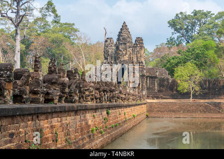 Angkor Thom Südtor. Alte hinduistische Statuen seitlich entlang der South Bridge in Angkor Wat archäologischen Park in Siem Reap, Kambodscha Stockfoto