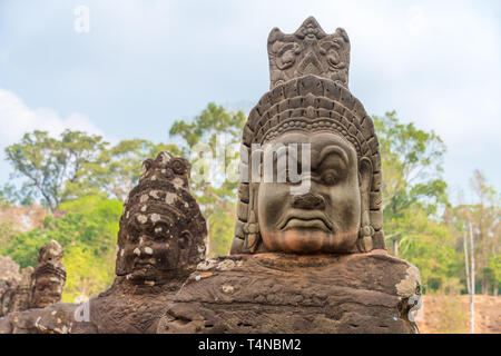 Alte hinduistische Statuen seitlich entlang der South Bridge in Angkor Thom Tempel in der Nähe von archäologischen Park Angkor Wat, Siem Reap in Kambodscha Stockfoto