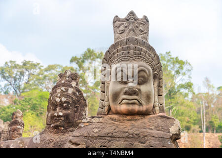 Alte hinduistische Statuen seitlich entlang der South Bridge in Angkor Thom Tempel in der Nähe von archäologischen Park Angkor Wat, Siem Reap in Kambodscha Stockfoto