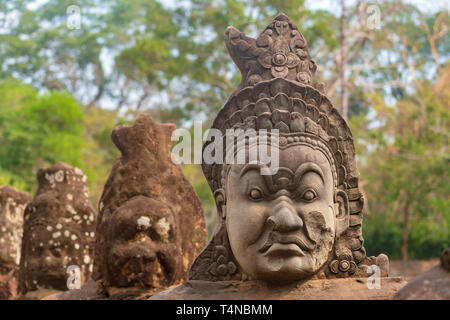 Alte hinduistische Statuen seitlich entlang der South Bridge in Angkor Thom Tempel in der Nähe von archäologischen Park Angkor Wat, Siem Reap in Kambodscha Stockfoto