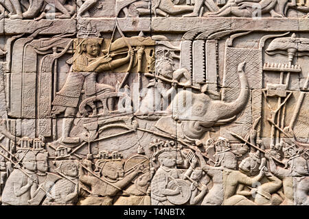 Alte relief Schnitzereien an der Wand der alten Khmer Hindu Bayon Tempel in Angkor Thom in der Nähe von Angkor Wat und Siem Reap in Kambodscha Stockfoto