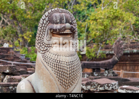 Steinerne Wächter Lion an der Tempelanlage Angkor Wat, Siem Reap, Kambodscha Stockfoto