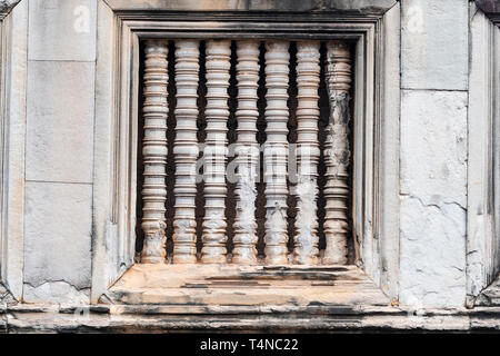 Traditionelle Stein Fenster Lamellen an einen antiken Tempel in Angkor Wat lcose nach Siem Reap in Kambodscha Stockfoto