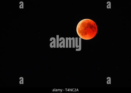 Astronomische Hintergrund. Nahaufnahme der vollen roten Mond über dunklen schwarzen Himmel. Die gesamte Phase der Mondfinsternis am 27. Juli 2018. Mond rot Ursache der Stockfoto