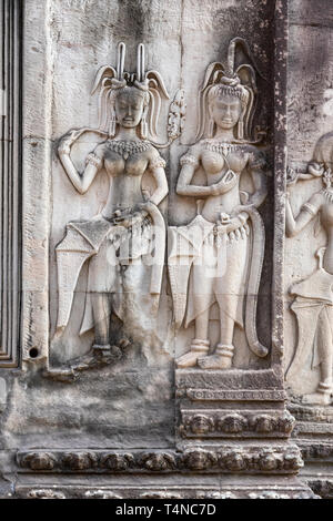 Wand carving Detail der Frauen in Angkor Wat Tempel in Siem Reap, Kambodscha. Weltkulturerbe der UNESCO Stockfoto