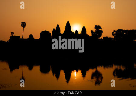 Sonnenaufgang über Angkor Wat Tempel in Siem Reap, Kambodscha. Weltkulturerbe der UNESCO Stockfoto