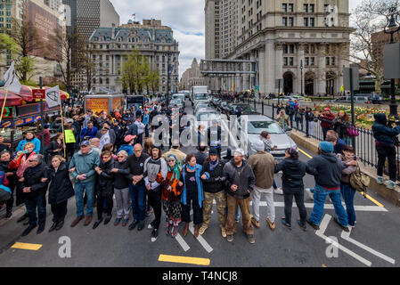 New York, USA. 17 Apr, 2019. New York, Vereinigte Staaten. 17 Apr, 2019. Aktivisten vom Aussterben Rebellion New York City (XR-NYC) in direkter gewaltfreier Aktion engagiert Klimawandel außerhalb der Stadt Halle am 17. April 2019 stellen, verlangt eine Erklärung der Not und der Verfolgung von Politiken null Emissionen in der Stadt bis zum Jahr 2025 zu erreichen. Das Aussterben Rebellion (XR) Bewegung ähnliche Aktionen in 38 Städten in den USA und 49 Ländern weltweit, während "Internationale Rebellion Woche". Credit: Erik McGregor/Pacific Press/Alamy leben Nachrichten Stockfoto