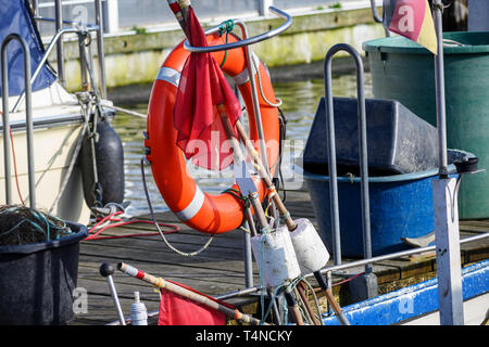 Rescue Ring und Ausrüstung auf einem traditionellen Fischerboot Stockfoto