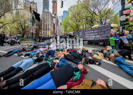 New York, USA. 17 Apr, 2019. New York, Vereinigte Staaten. 17 Apr, 2019. Aktivisten vom Aussterben Rebellion New York City (XR-NYC) in direkter gewaltfreier Aktion engagiert Klimawandel außerhalb der Stadt Halle am 17. April 2019 stellen, verlangt eine Erklärung der Not und der Verfolgung von Politiken null Emissionen in der Stadt bis zum Jahr 2025 zu erreichen. Das Aussterben Rebellion (XR) Bewegung ähnliche Aktionen in 38 Städten in den USA und 49 Ländern weltweit, während "Internationale Rebellion Woche". Credit: Erik McGregor/Pacific Press/Alamy leben Nachrichten Stockfoto