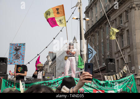 Oxford Circus, London, UK. 17. April 2019. Aktivisten vom Aussterben Rebellion block Oxford Circus als Teil eines breiten Protest in London in der Gleichheit herunterfahren Stockfoto