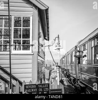 Eisenbahn einweisende in SVR Erbe Zeile sieht aus Fenster Zugbegleiter winken von Innen vintage Dampfzug vorbei sein, um das Fenster "Signal" zu begrüßen. Stockfoto