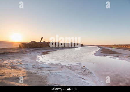 Sonnenaufgang am Chott el Djerid - Salt Lake in Tunesien in der Sahara. Ersten Strahlen der Morgensonne über dem Horizont. Kopieren Sie Platz. Stockfoto